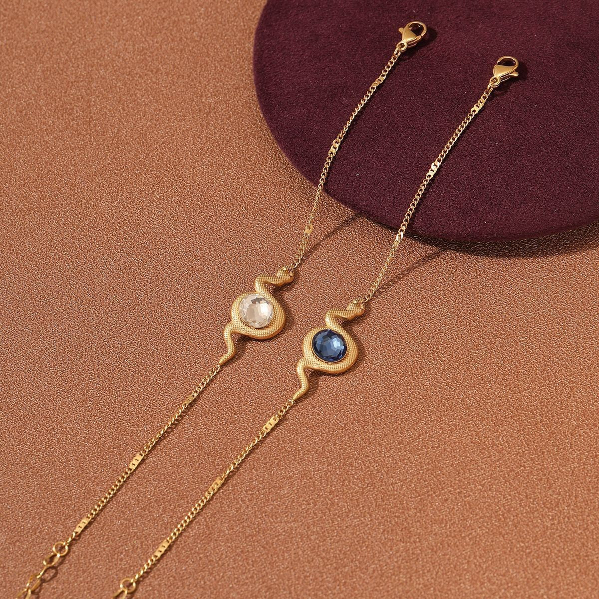 Set di orecchini, bracciale e anello da donna in acciaio al titanio a forma di serpente, placcato e alla moda