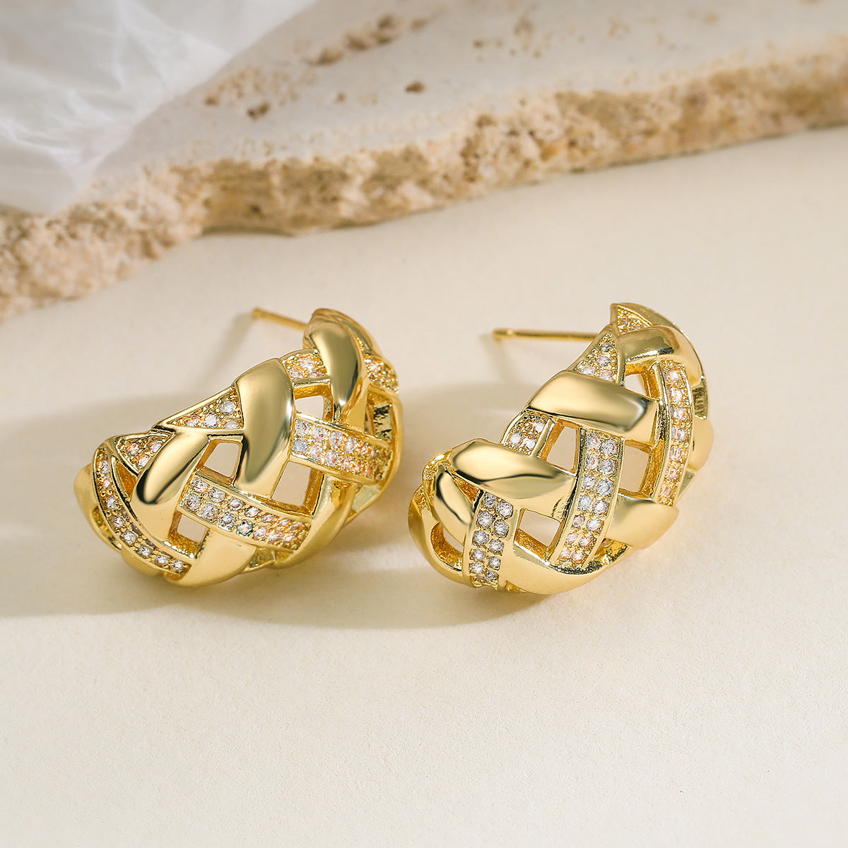 Orecchini a perno geometrici minimalisti in rame con placcatura in oro 18 carati e intarsio di zirconi per donna