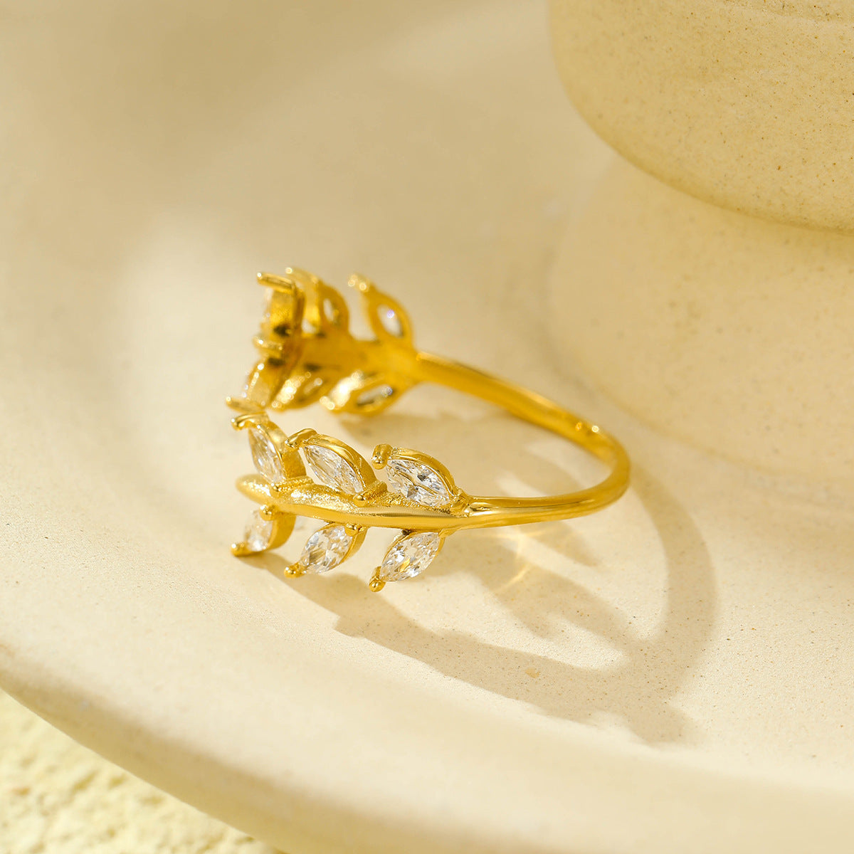 Anillo minimalista de acero de titanio con forma de hoja para mujer, con circonita micropavé, acabado galvanizado, diseño moderno y atemporal