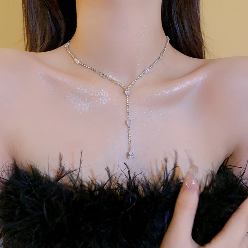 Collana con pendente a cuore a goccia in stile lusso con intarsio in strass in acciaio al titanio su catena in rame da donna