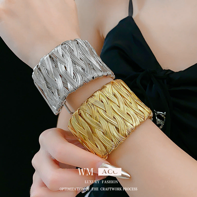 Pulsera de brazalete abierto trenzada vintage en aleación con acabado chapado estilo retro minimalista diseño geométrico