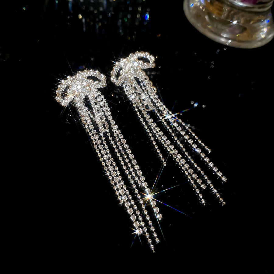 Orecchini a fiocco eleganti in lega con intarsi di strass e perni in argento sterling 925 da donna — Gioielli di lusso minimalisti
