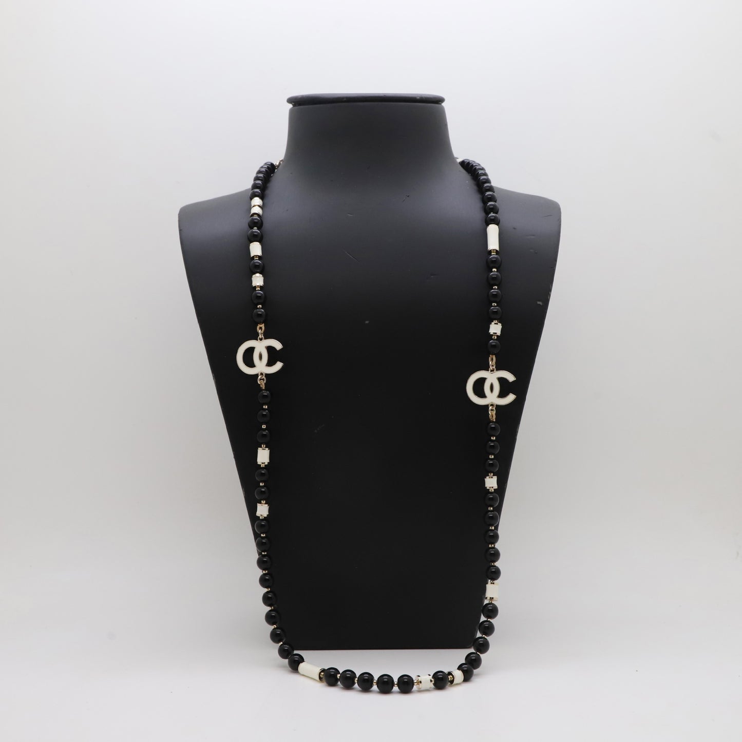 Collar de cadena de bolas de perlas chapado con letras vintage para mujer