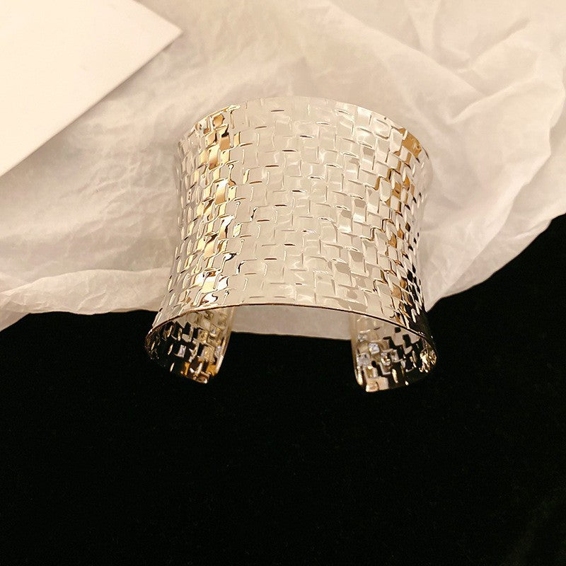 Bracciale a manetta in metallo elegante e robusto con finitura placcata, forma geometrica rotonda, accessorio di lusso alla moda per pendolari