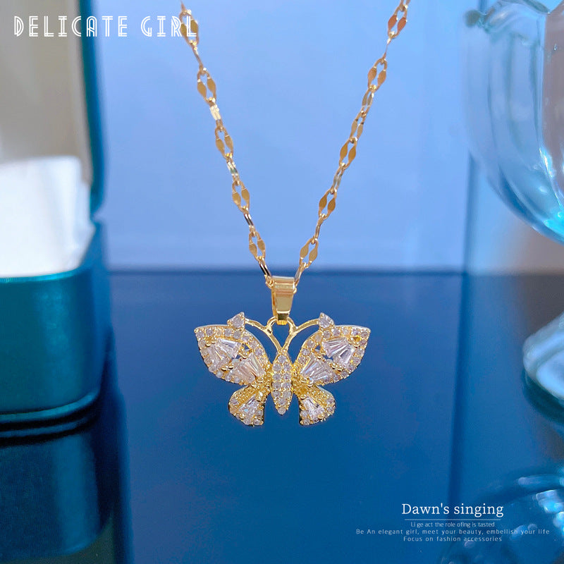 Collana pendente a farfalla minimalista in acciaio al titanio da donna con intarsio in strass e delicata catena clavicola