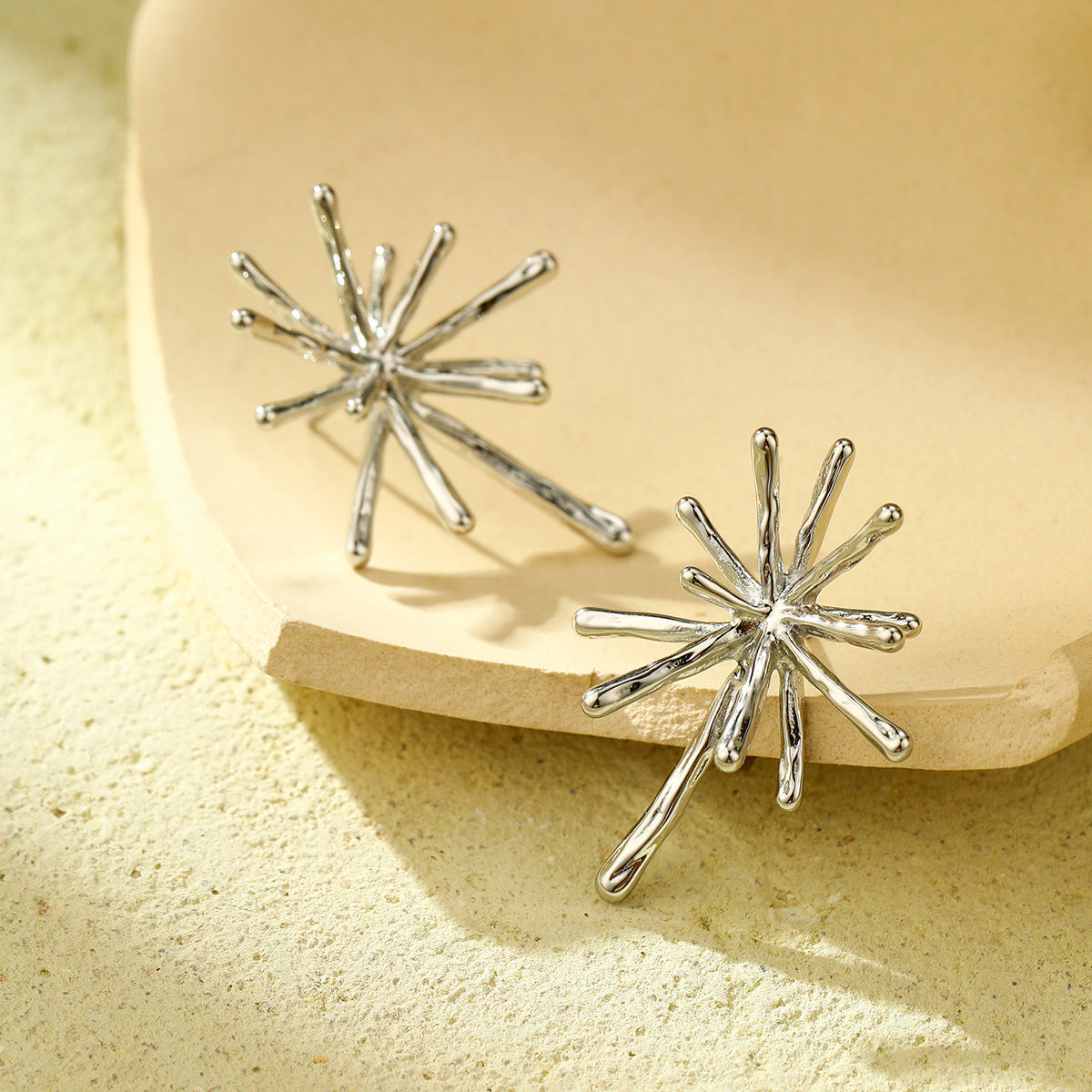 Elegantes pendientes de acero inoxidable de copo de nieve irregular para mujer con baño de oro de 18 quilates