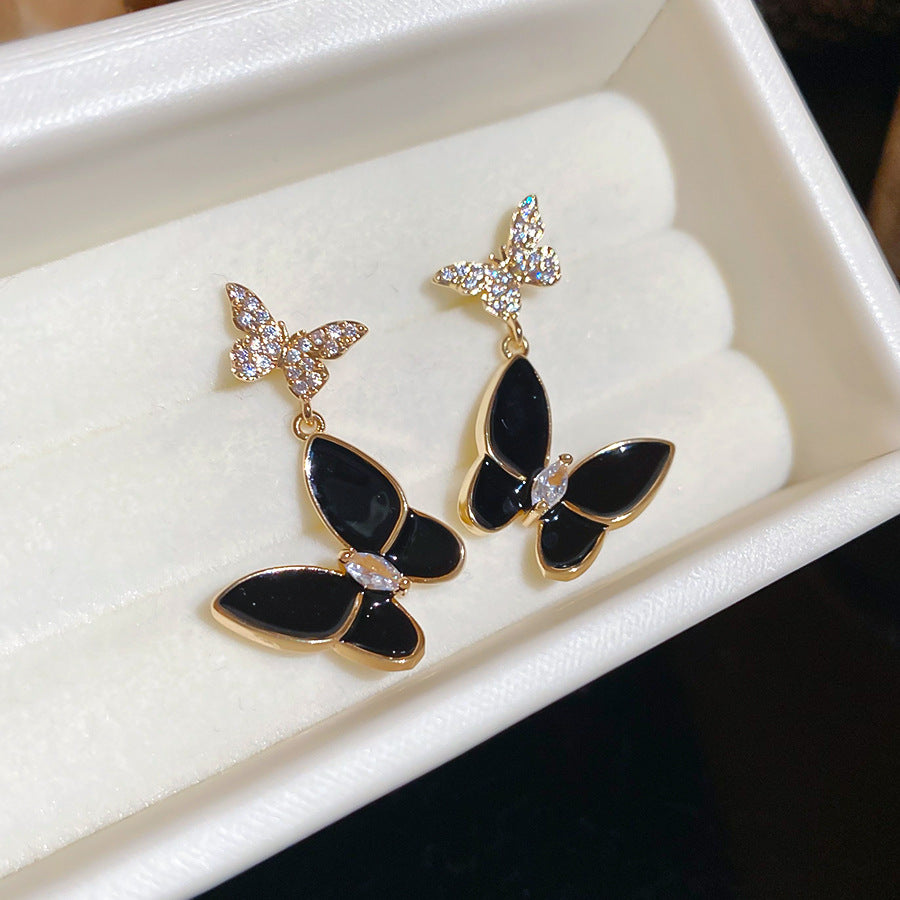 Elegantes pendientes de tuerca con forma de mariposa de estilo francés para mujer con base de cobre chapado, incrustaciones de diamantes de imitación y acabado esmaltado