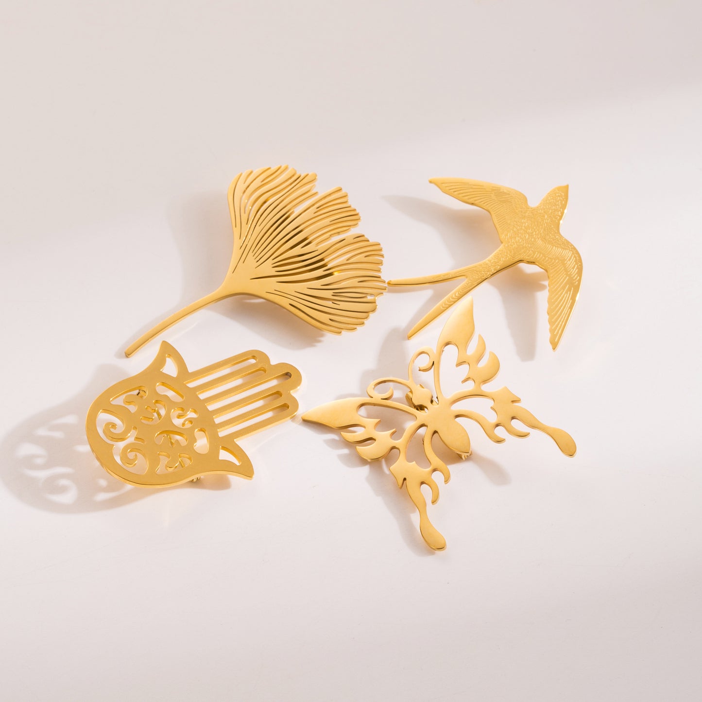 Spilla da Mano Minimalista Dolce-Audace in Acciaio Inossidabile con Farfalla Cava e Foglia di Ginkgo Unisex