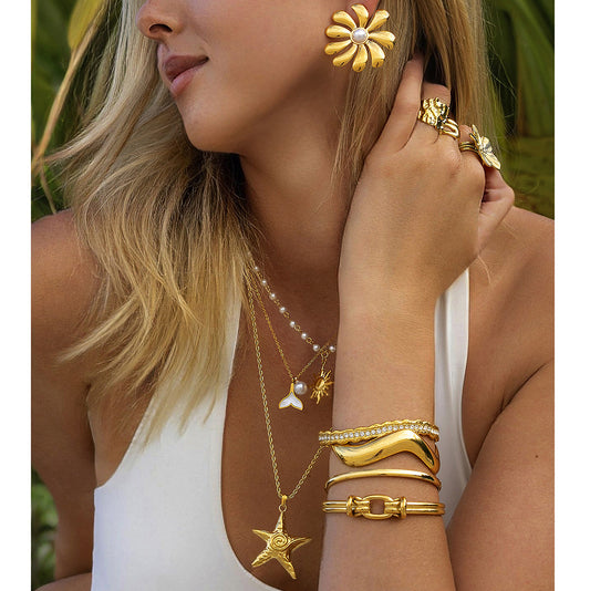 Collana da donna alla moda in acciaio inossidabile con perle, anello floreale in titanio e bracciale impilabile
