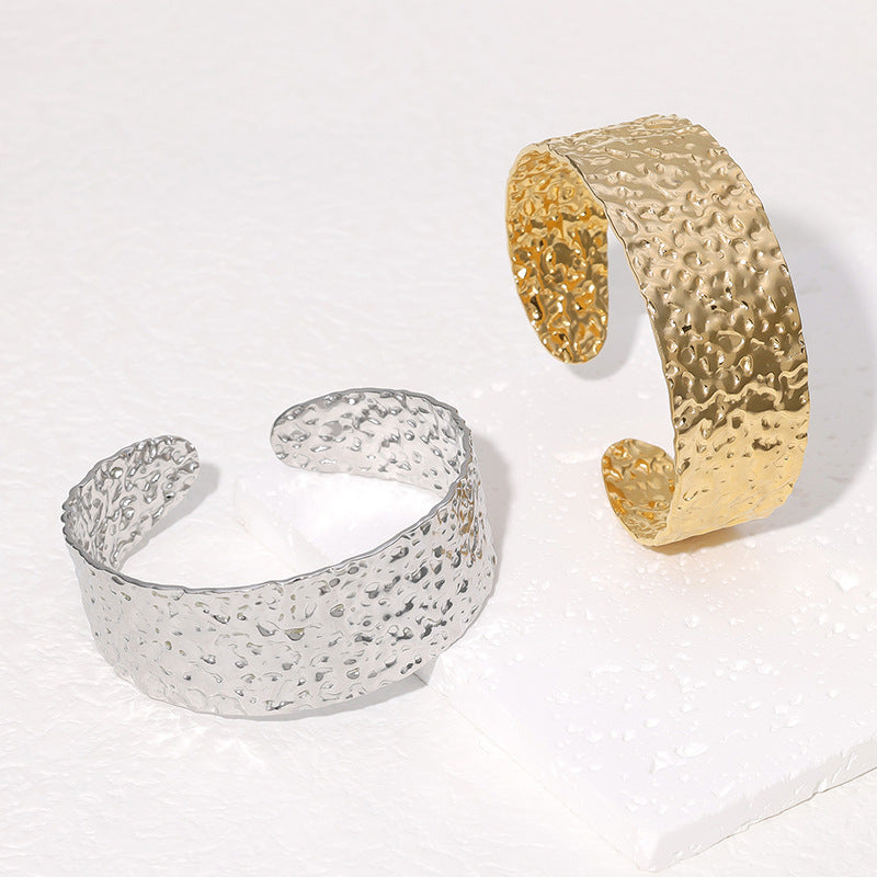 Bracciale da donna in acciaio inossidabile con texture a martellatura irregolare, finitura lucida e design a fascia larga