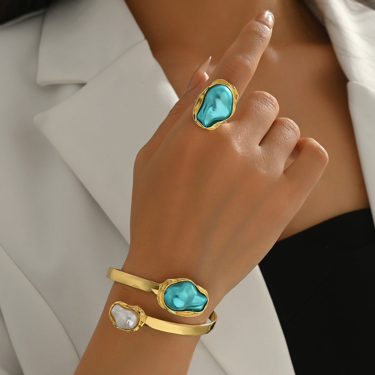 Conjunto de anillo abierto y pulsera de estilo geométrico para mujer en aleación de zinc con incrustaciones de perlas irregulares, accesorio de moda