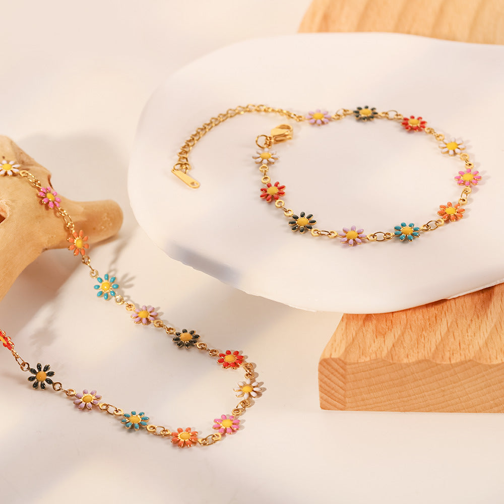 Set di collana e bracciale multistrato alla moda con margherite geometriche in acciaio al titanio placcato oro 18 carati