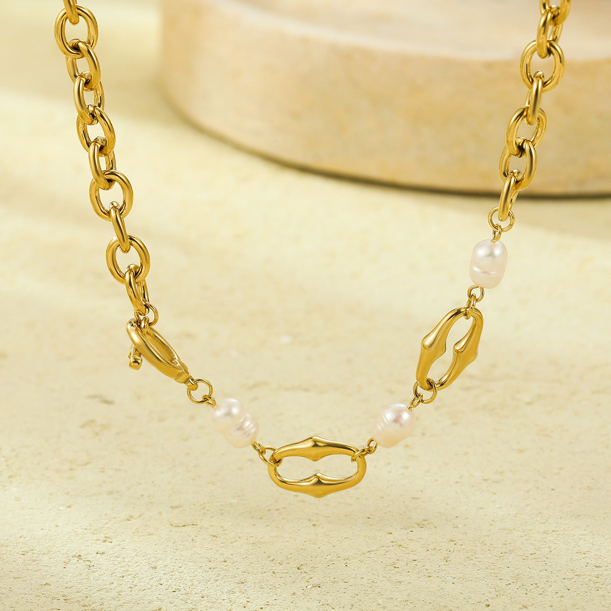 Collar con colgante minimalista de moda de acero inoxidable con incrustaciones de perlas y acabado chapado para mujer
