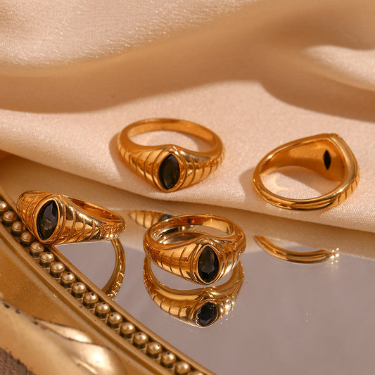 Anello da donna alla moda, vintage, geometrico, in acciaio al titanio placcato oro 18 carati con zircone nero a marquise