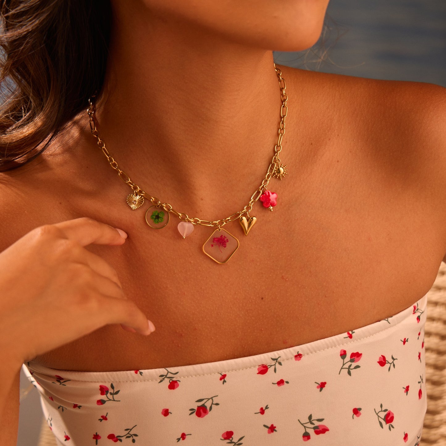 Collar con colgante de flor geométrica minimalista de resina de moda en acero inoxidable con baño de oro de 18 quilates para mujer