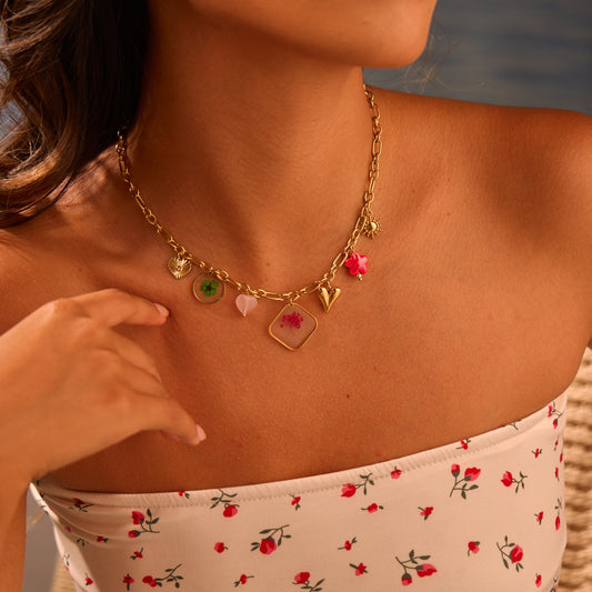 Fashion Minimalist Geometric Resin Flower Pendant Necklace in Stainless Steel with 18K Gold Plating for Women
