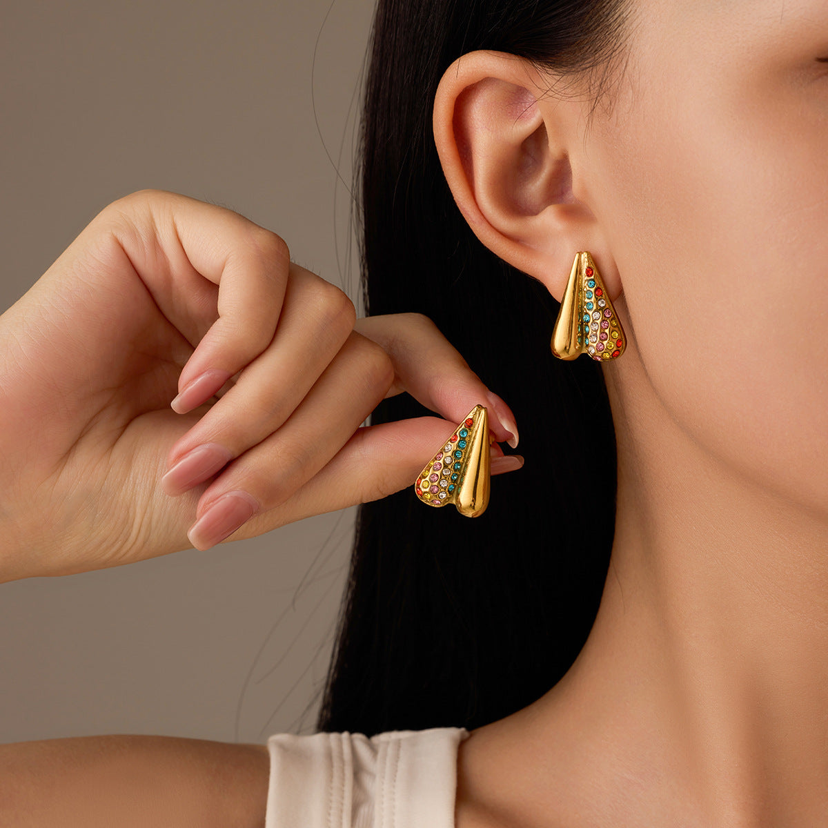 Pendientes de titanio y acero con circonitas huecas en forma de corazón, minimalistas y a la moda para mujer, con acabado chapado