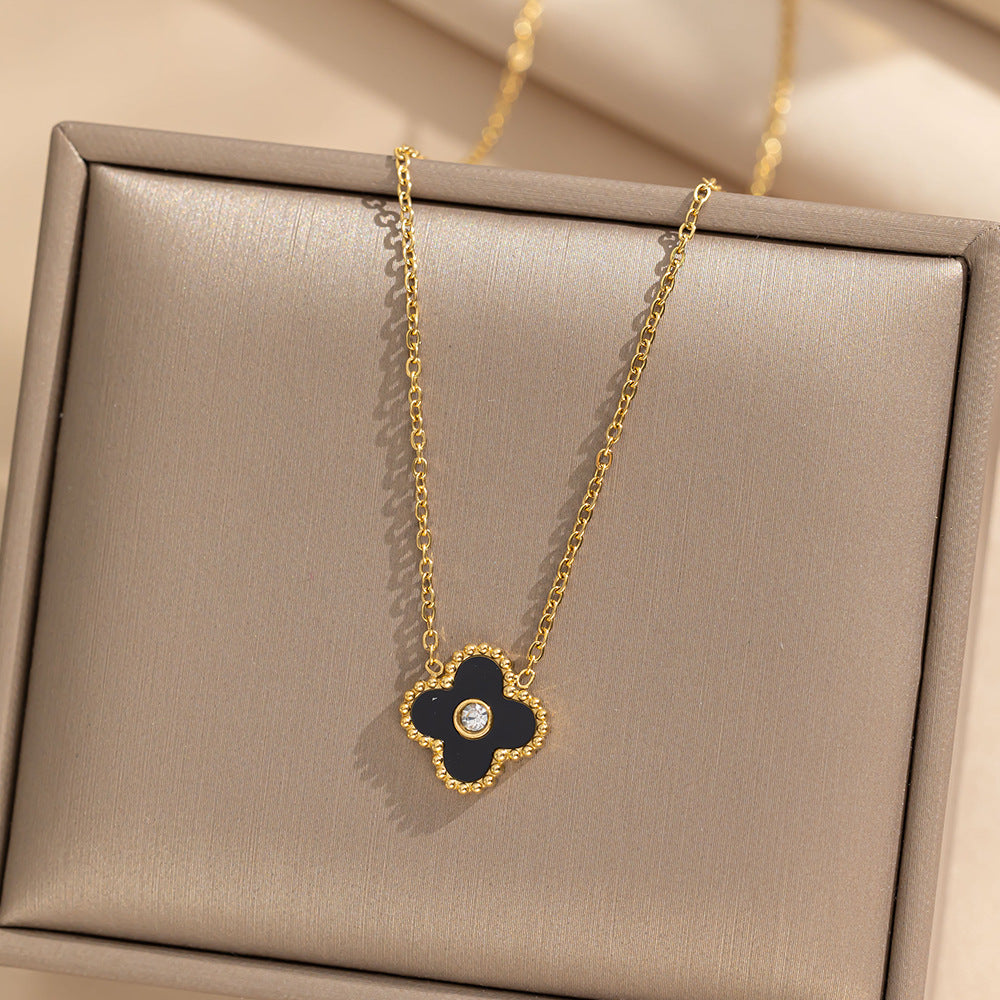 Collana con ciondolo minimalista a quadrifoglio portafortuna da donna in acciaio al titanio con finitura placcata