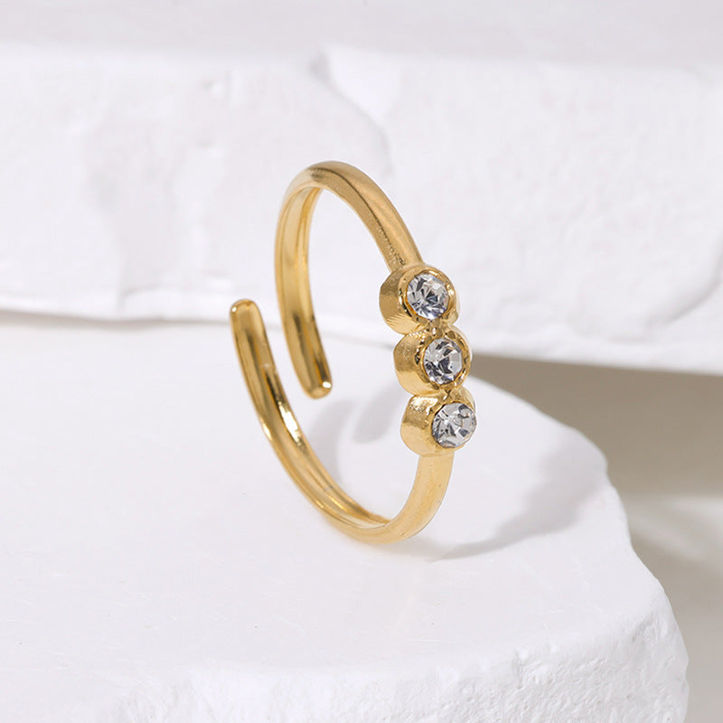 Anello Minimalista da Donna in Acciaio al Titanio Placcato Oro 18K con Intarsio di Strass
