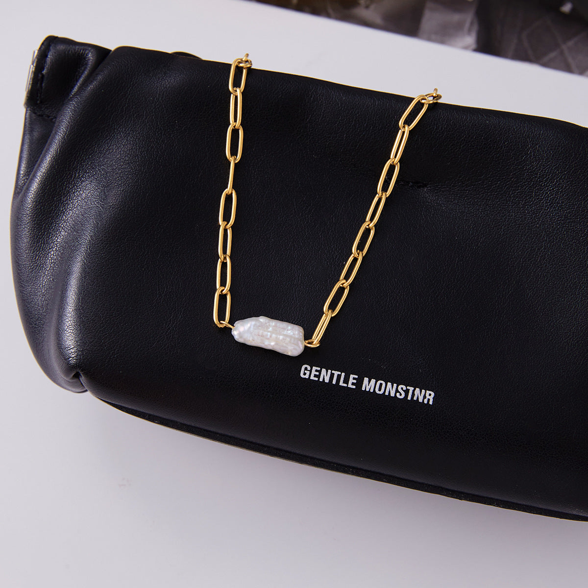 Collar minimalista de acero inoxidable con forma de clip, colgante de perla cultivada y detalles de pedrería para mujer