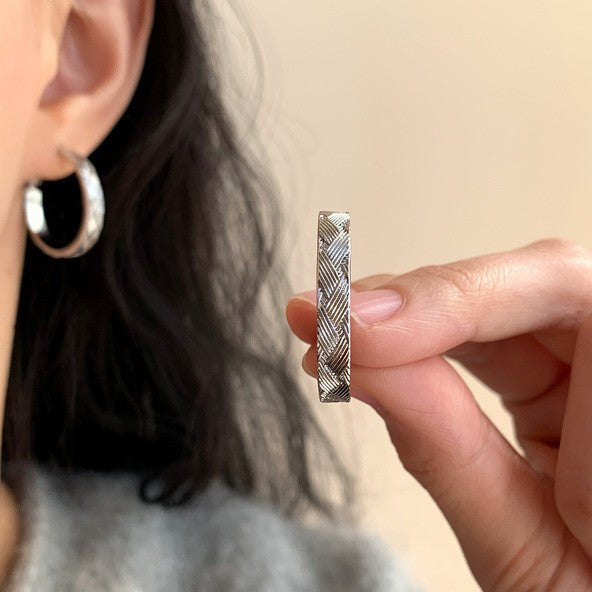 Pendientes de aro de metal geométricos minimalistas con textura entrecruzada para mujer