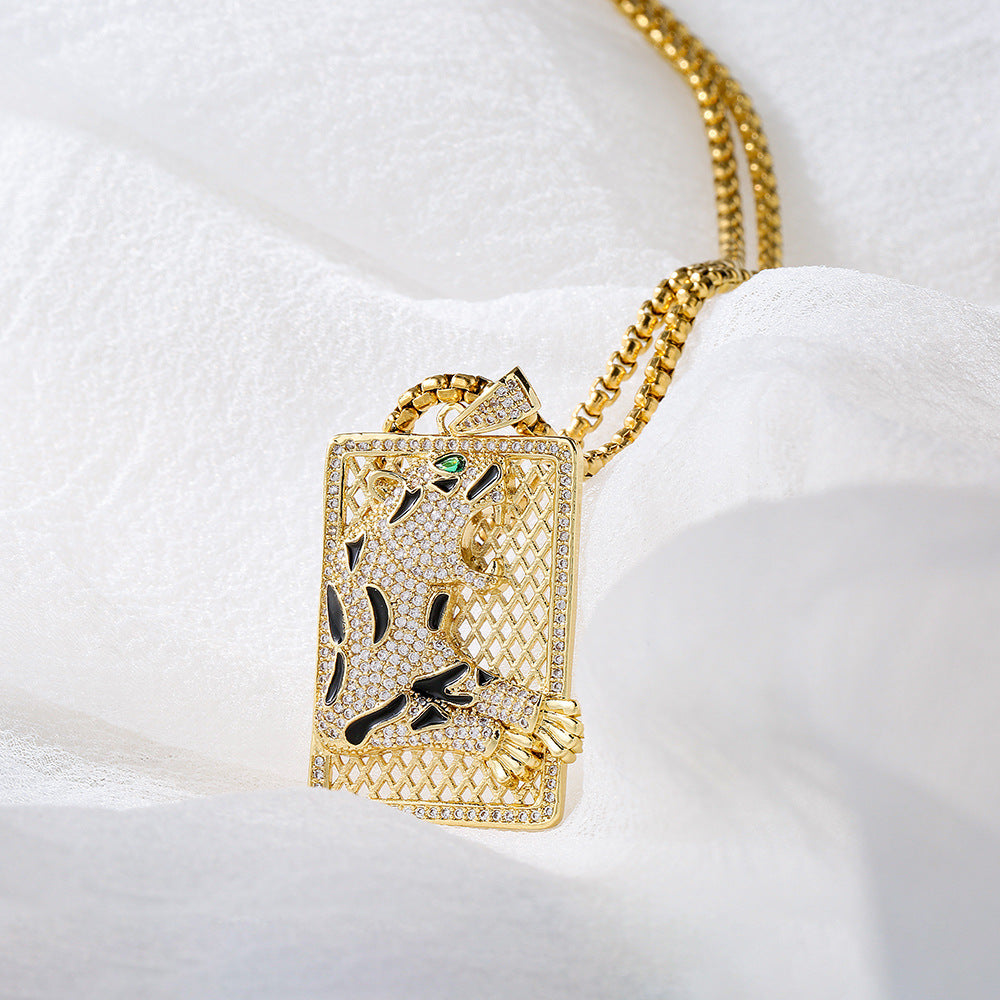 Collana con ciondolo a leopardo geometrico in rame placcato oro 18 carati e intarsio di zirconi da donna