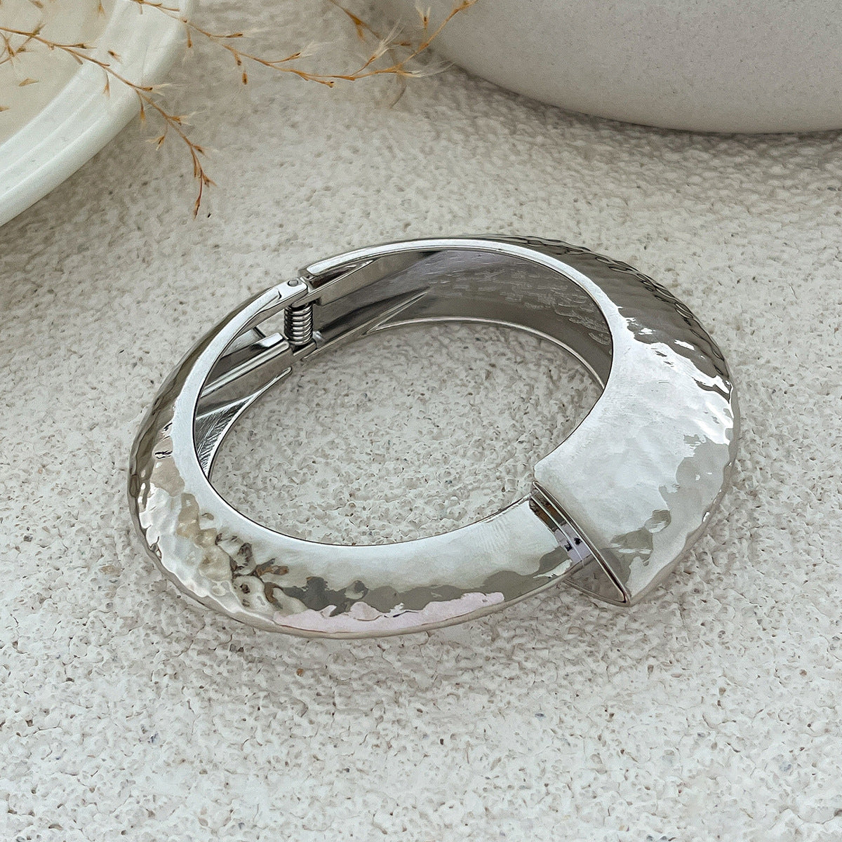 Pulsera de Aleación Dulce y Atrevida con Textura Martillada y Acabado Pulido para Mujeres