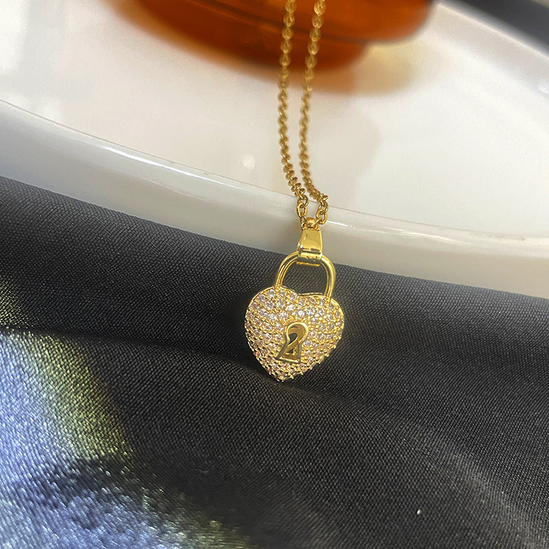 Original y creativo collar con colgante en forma de llave para mujer con incrustaciones de diamantes de imitación y baño de oro sobre acero de titanio