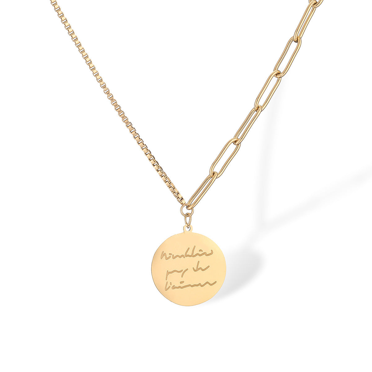 Collana con ciondolo a forma di cuore, in acciaio al titanio, geometrica e minimalista, con bordi irregolari, da abbinare ad altri gioielli