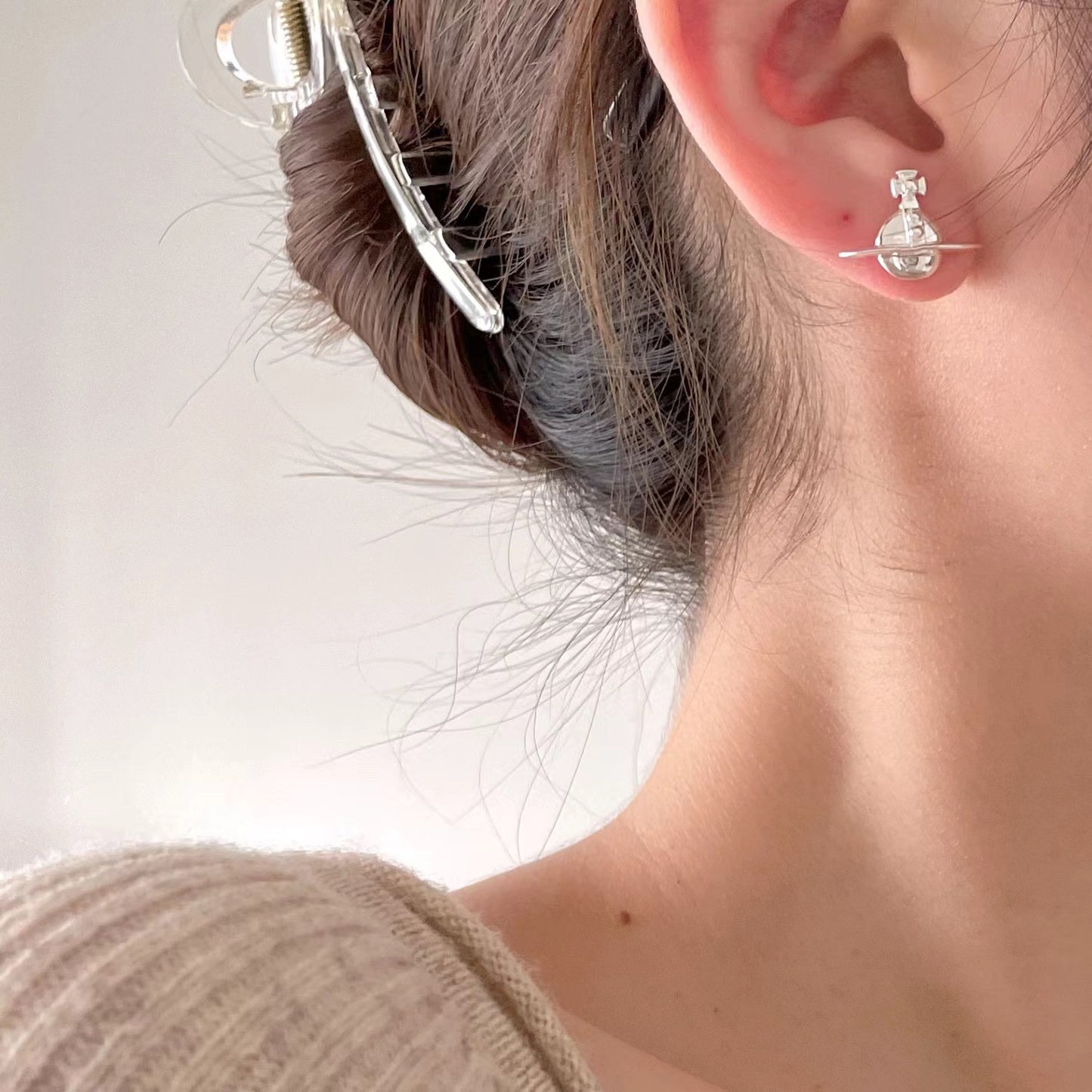 Orecchini a perno da donna a forma di Saturno minimalisti in argento sterling 925 con finitura placcata