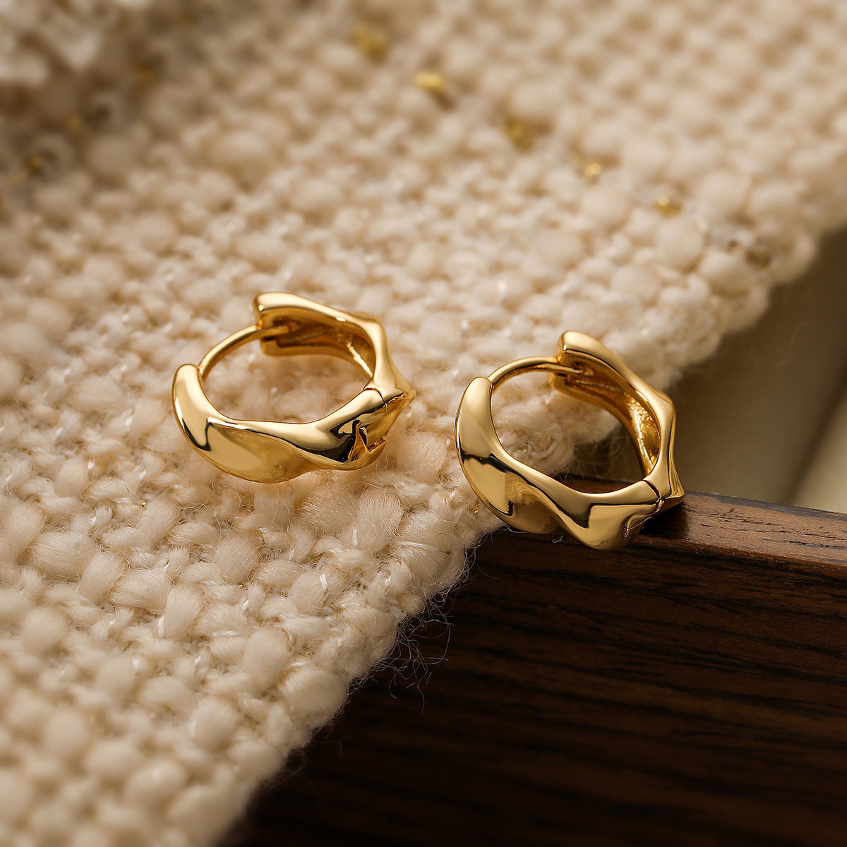 Orecchini a Cerchio Minimalisti Geometrici in Rame con Placcatura in Oro da Donna, Orecchini alla Moda dal Design Irregolare