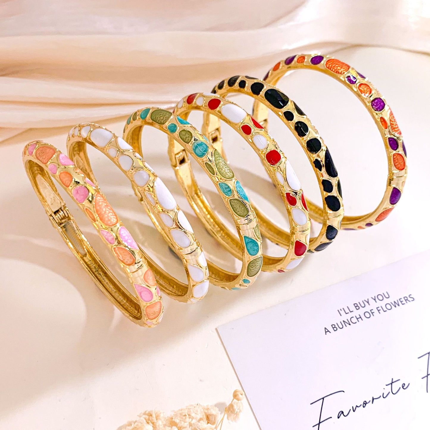 Bracciale in lega smaltato a pois alla moda con intarsio di strass