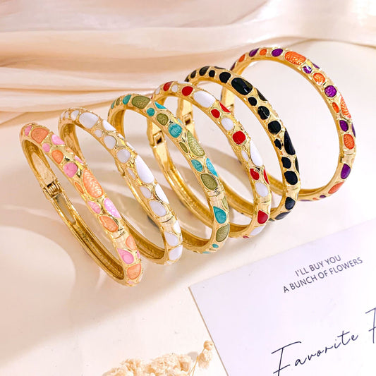 Bracciale in lega smaltato a pois alla moda con intarsio di strass