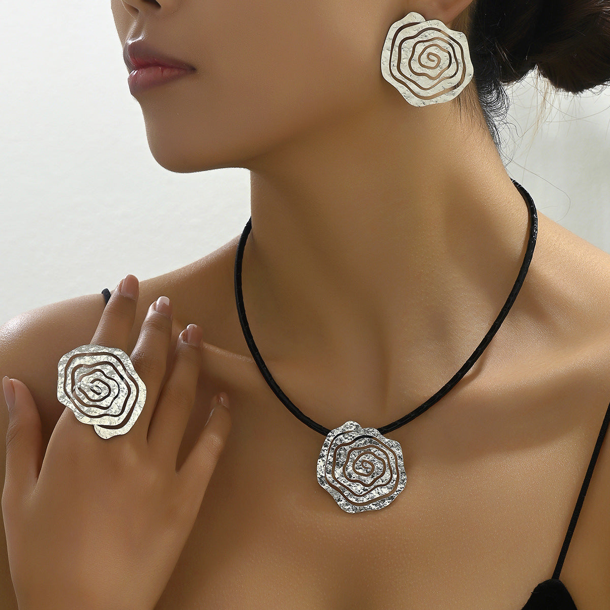 Conjunto de collar, pendientes y pulsera con diseño floral de rosas dulces y atrevidas de aleación para mujer