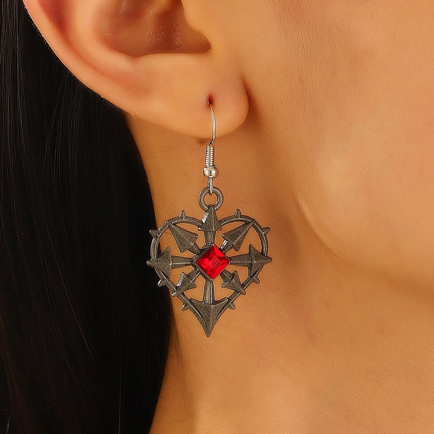 Collar con colgante de aleación con forma de corazón estilo gótico con baño de rodio para mujer