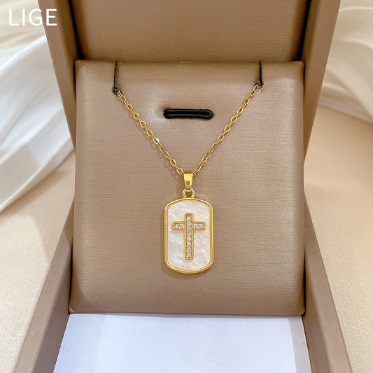 Collar con colgante de cruz de concha minimalista de acero de titanio con incrustaciones de diamantes de imitación para mujeres y hombres