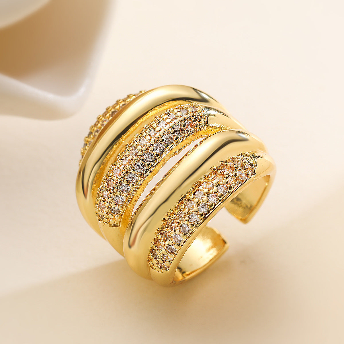Anello Aperto Geometrico Minimalista da Donna in Ottone con Placcatura in Oro 18K e Intarsio di Zirconi