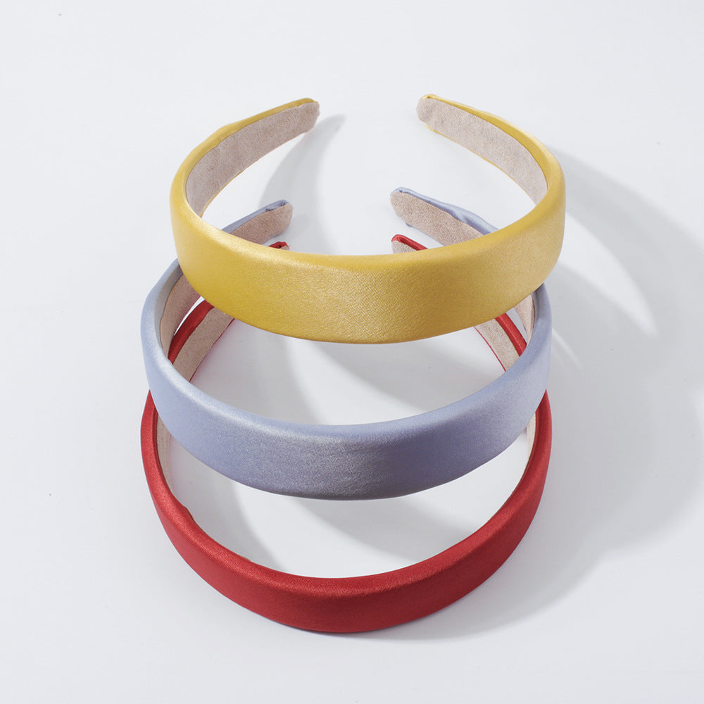 Diadema de tela en tonos pastel para mujer con diseño circular y acabado artesanal