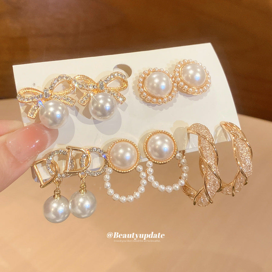 Eleganti orecchini a perno con fiocco vintage e perle, con accenti di strass in acciaio placcato per donne