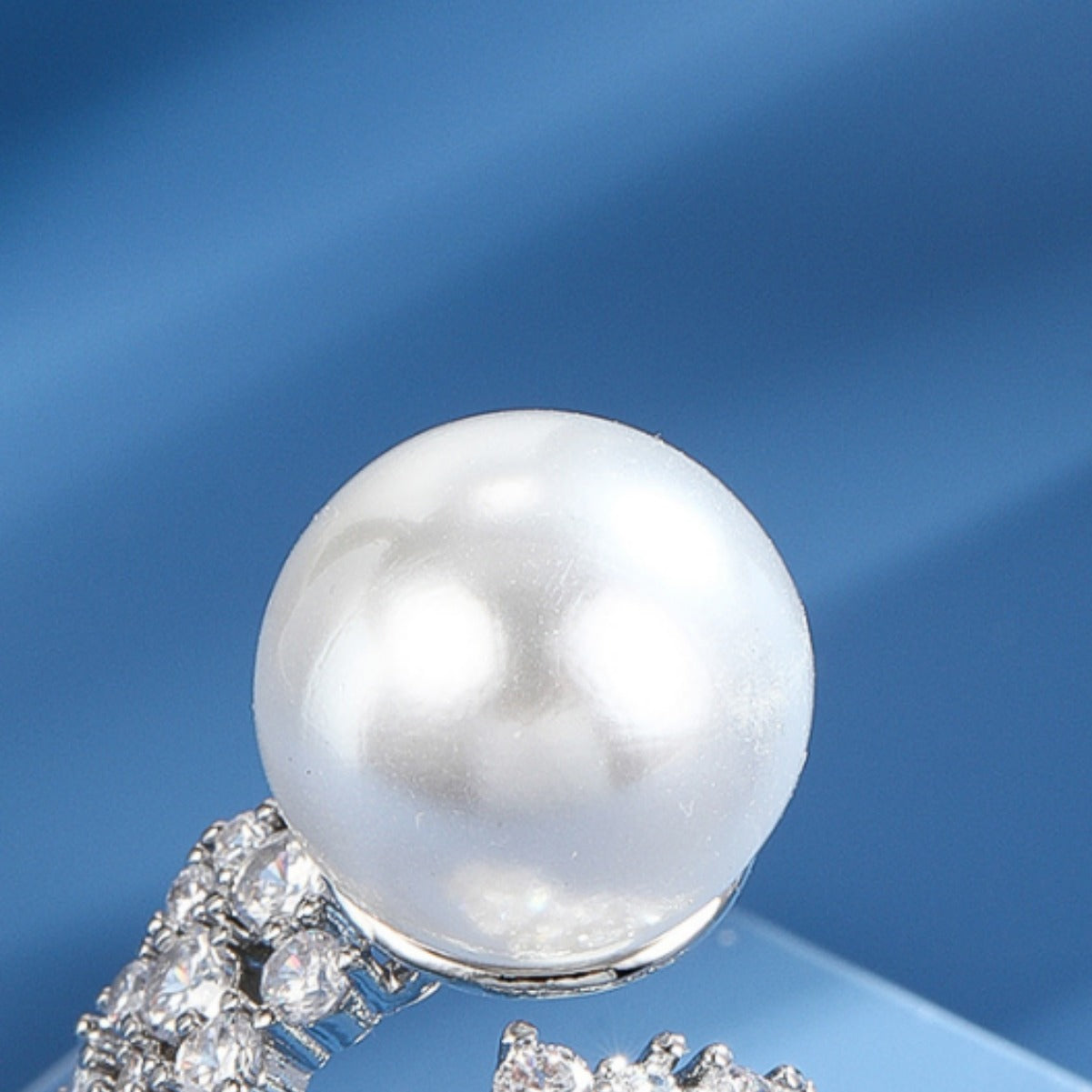 Anillo de Cobre Minimalista Geométrico con Diamantes de Imitación para Mujer, con Banda Abierta Ajustable y Acento de Perlas