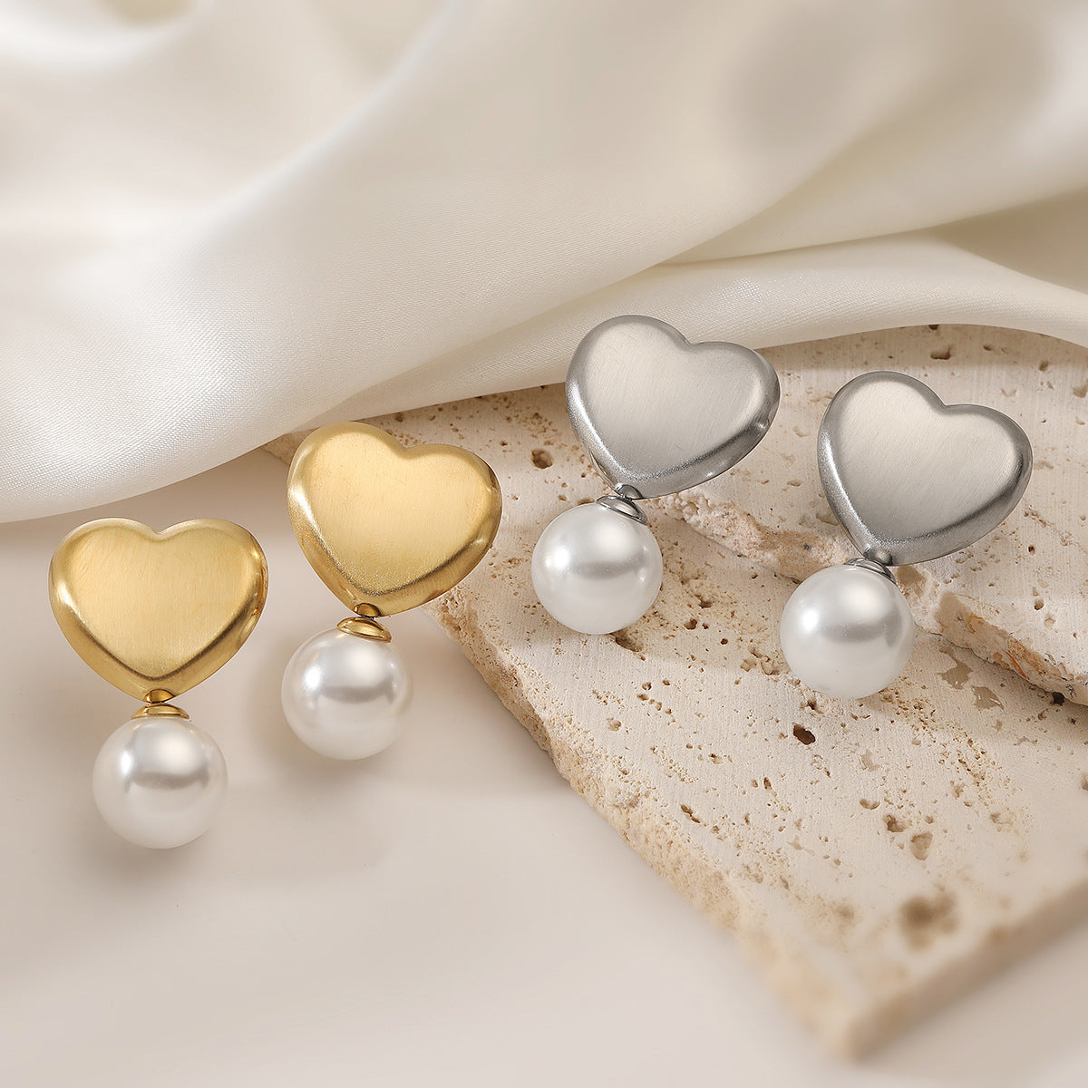 Orecchini a perno da donna minimalisti a forma di cuore in acciaio inossidabile placcato oro 18 carati con perle