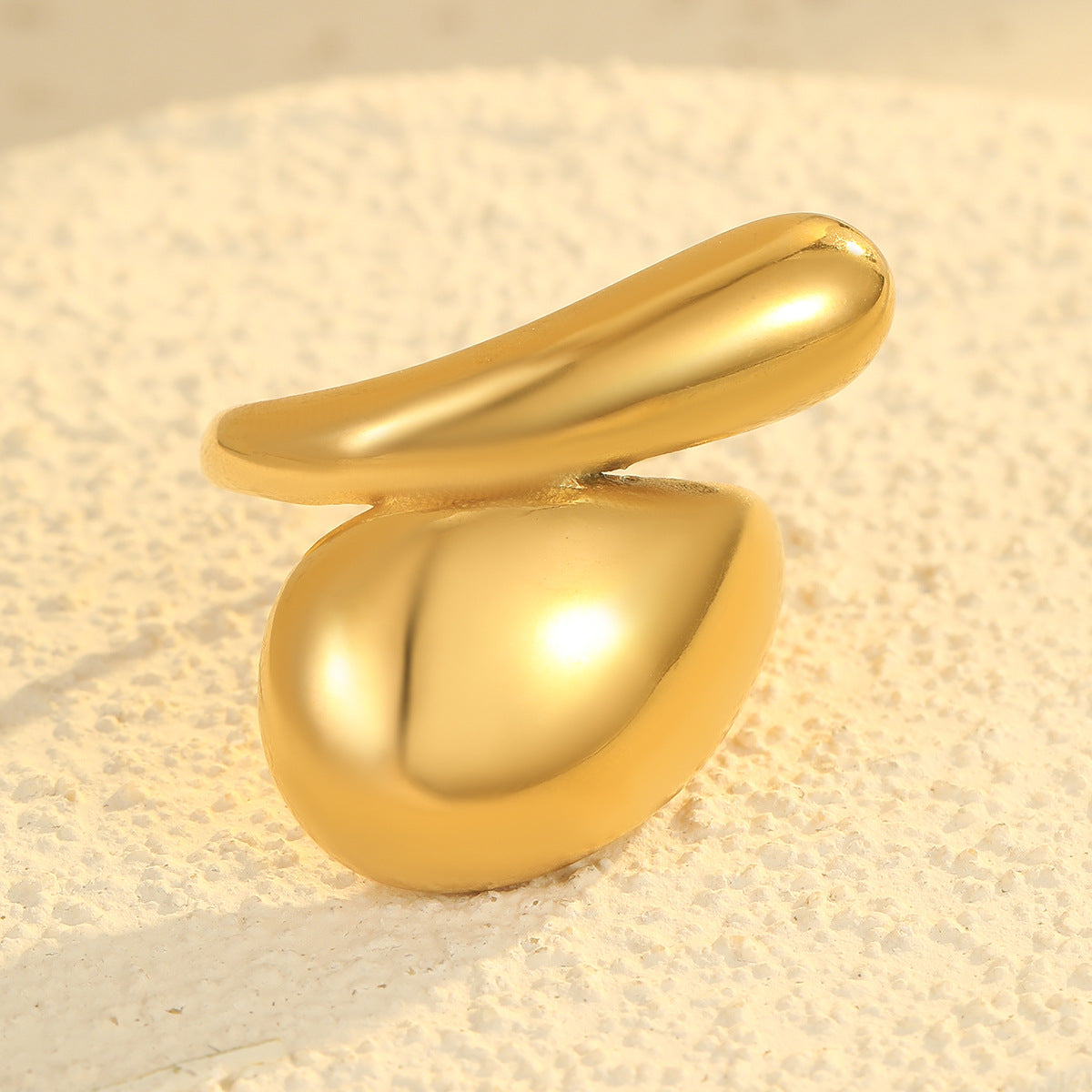Anillo abierto ajustable de acero inoxidable con diseño geométrico minimalista y acabado pulido para mujer