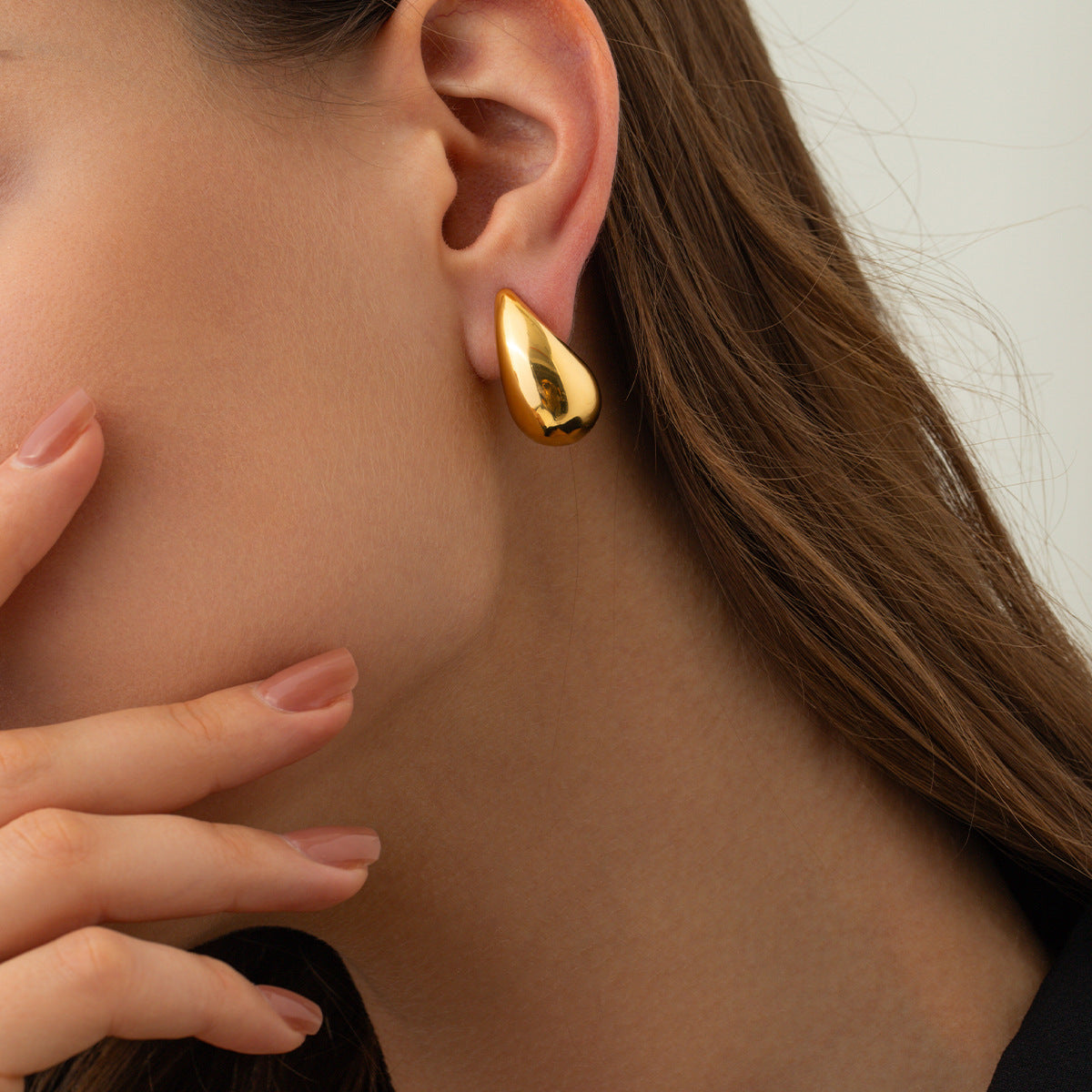 Orecchini minimalisti a forma di goccia d'acqua in acciaio al titanio placcato oro 18 carati da donna