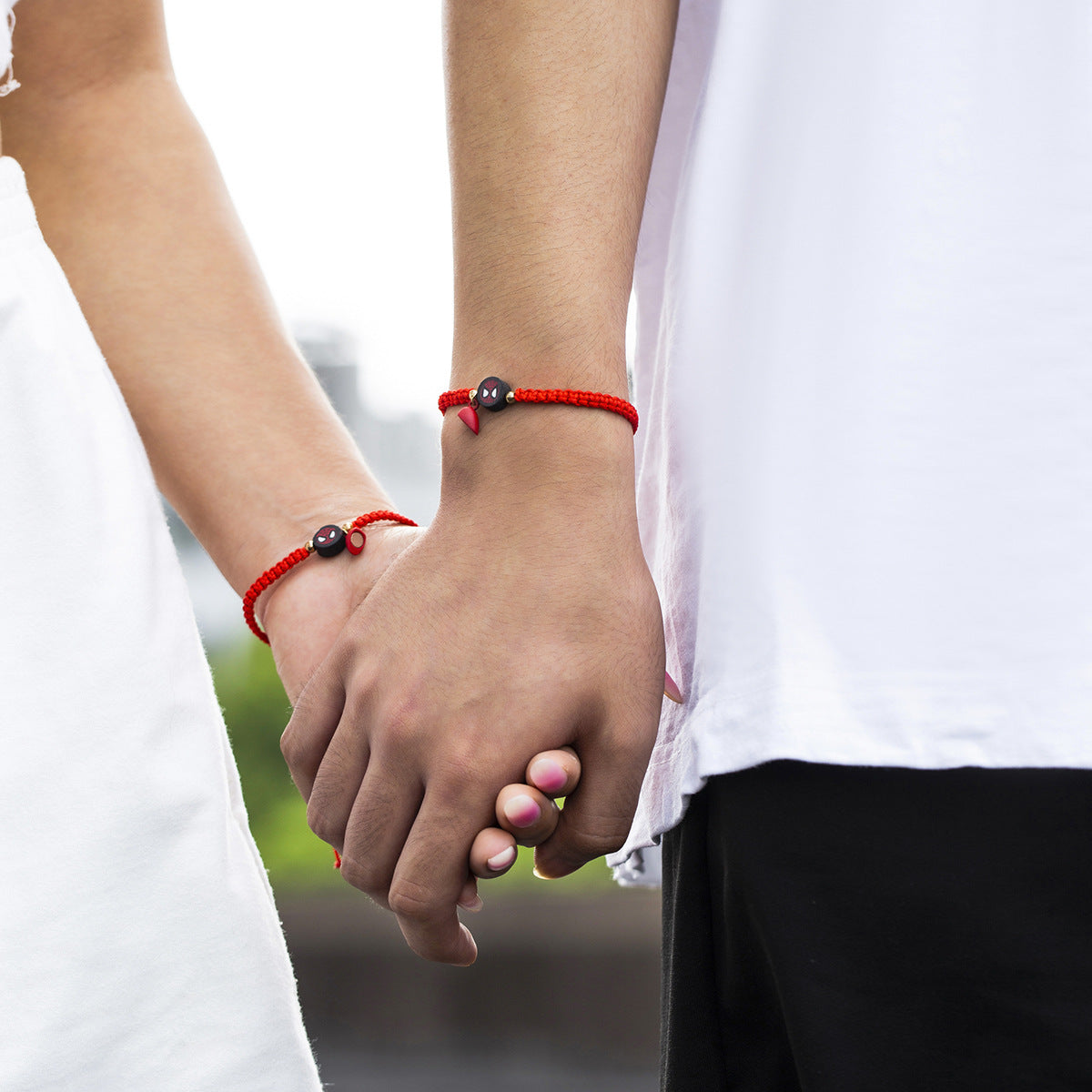 Pulsera minimalista de cordón rojo ajustable con colgante de corazón magnético y dije de araña para mujer