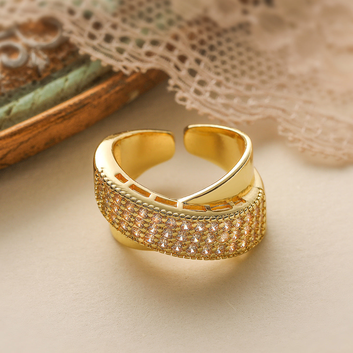Anello a croce geometrico minimalista di lusso da donna in ottone con placcatura in oro 18K e intarsio in zircone
