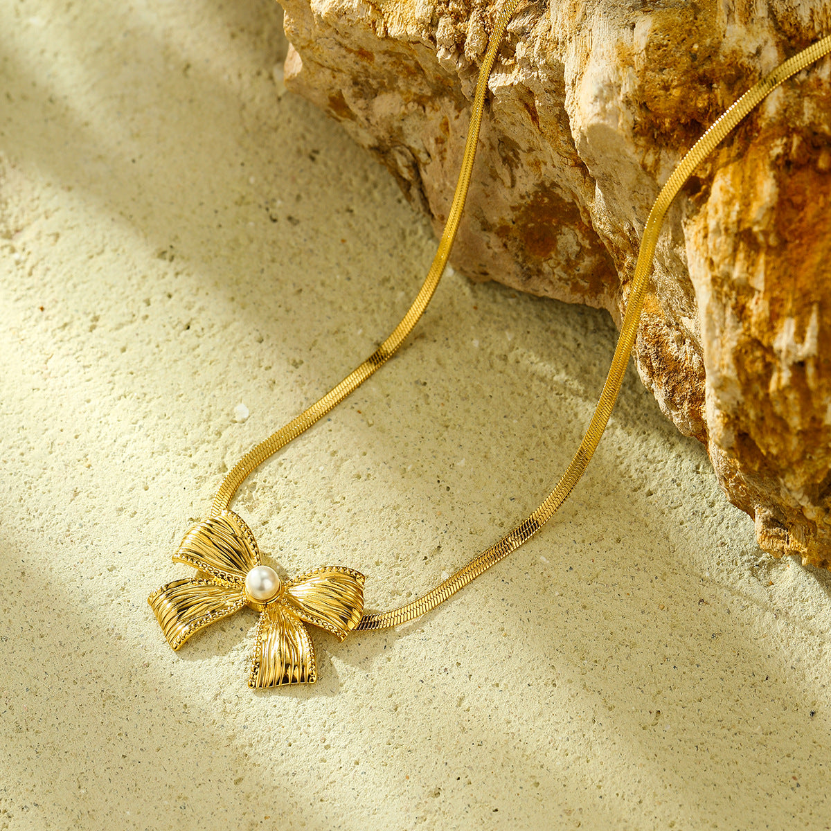 Collana con ciondolo a farfalla a fiocco in acciaio inossidabile placcato oro 18 carati per donna