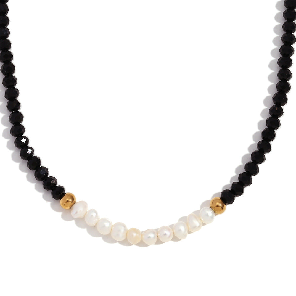 Collana alla moda da donna in stile OL con pendente geometrico in acciaio inossidabile, dieci perle d'acqua dolce e cristalli sfaccettati scuri infilati a mano su catena standard