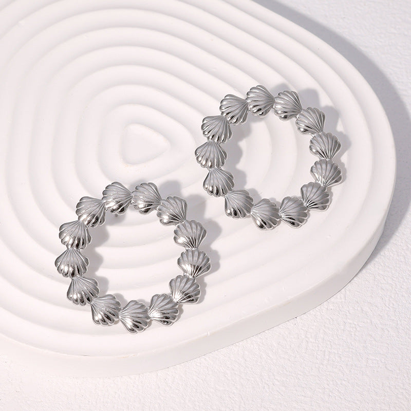 Orecchini a conchiglia minimalisti in acciaio inossidabile da donna con placcatura in oro 18 carati e perni in acciaio al titanio