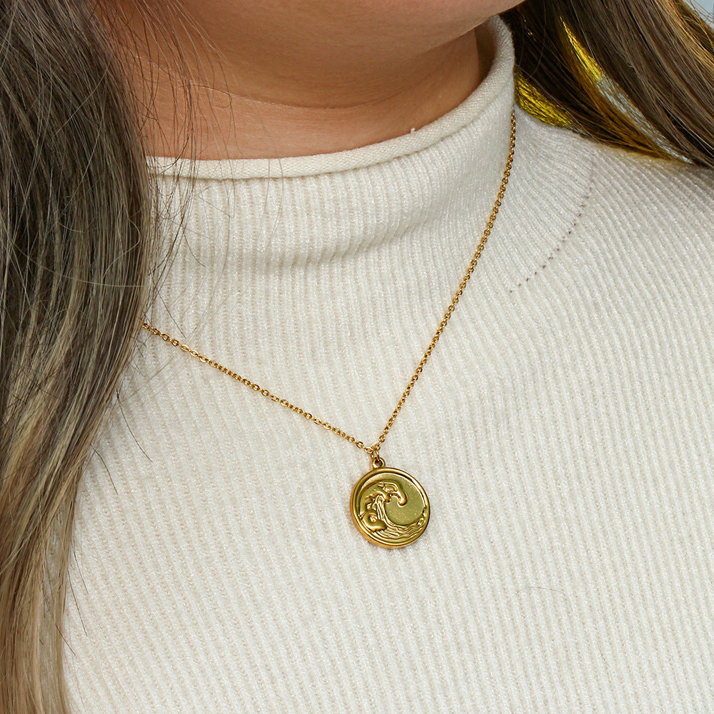 Collana da donna con ciondolo a moneta rotonda in acciaio inossidabile placcato oro 18 carati a forma di onda alla moda