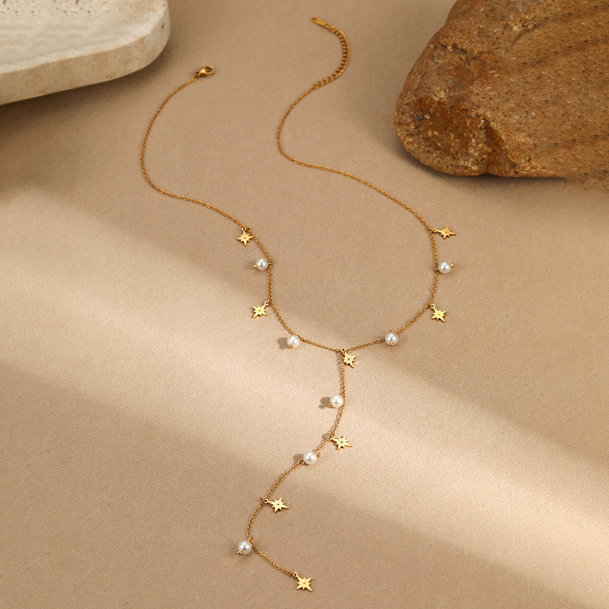 Elegante collana a Y con pendente geometrico in acciaio inossidabile con placcatura in oro 18 carati e dettaglio nappa, stile OL